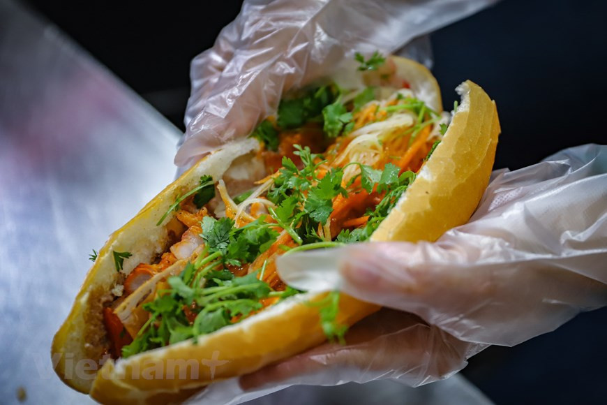 El Banh mi generalmente se rellena con paté, jamón vietnamita, pepinillos, cilantro y salsa. Dependiendo de la región, los visitantes disfrutarán de muchos tipos de bocadillo con diferentes rellenos. (Foto: Vietnam+)