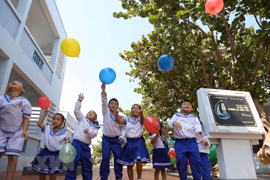 Los estudiantes juegan en el patio de la escuela primaria del pueblo Truong Sa (Foto: VNA)