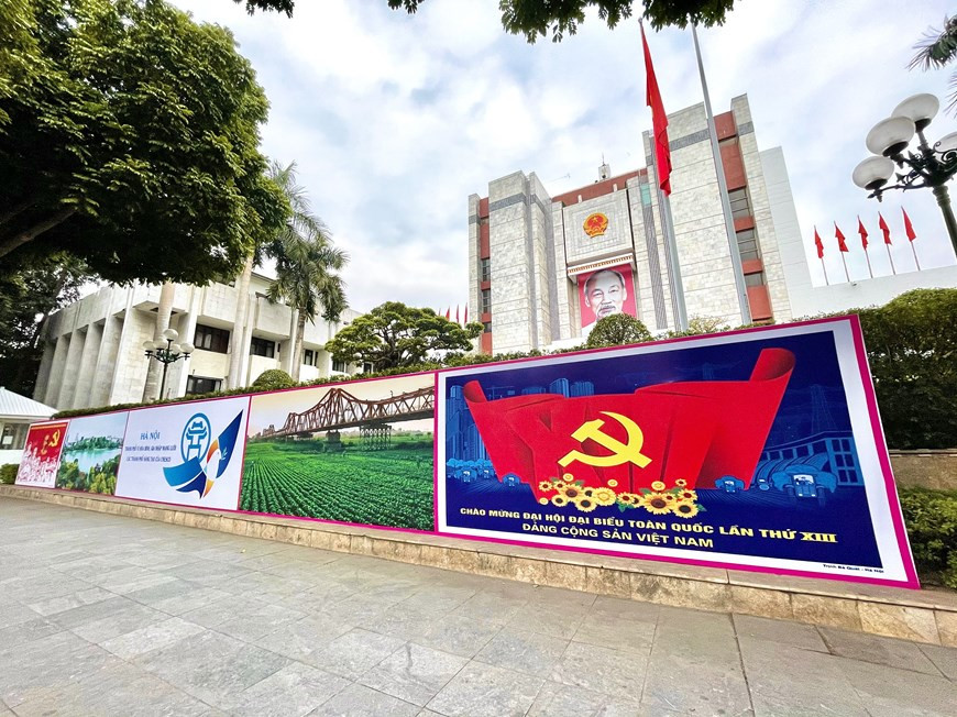 El XIII Congreso del Partido Comunista de Vietnam se llevará a cabo del 25 de enero al 2 de febrero próximo, bajo el tema “Fortalecer la construcción y rectificación de las filas partidistas, y del sistema político limpio y fuerte, enarbolar la voluntad y la determinación del desarrollo del país, poner en alto la fuerza de la gran unidad nacional en combinación con la fuerza de la era; continuar impulsando de forma integral y sincrónica la renovación; construir y defender con firmeza la Patria, mantener un ambiente de paz y estabilidad, y esforzarse para convertir a Vietnam en una nación desarrollada con orientación socialista para mediados del siglo XXI”. (Foto: Vietnam+)