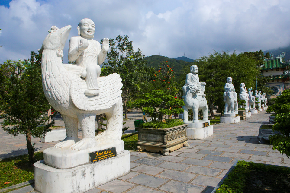En el complejo, se encuentran 18 estatuas de arhats, conocidos también como budas guardianes, talladas en rocas blancas, que describen diferentes emociones: alegría, enojo, felicidad y tristeza. (Foto: VNA)