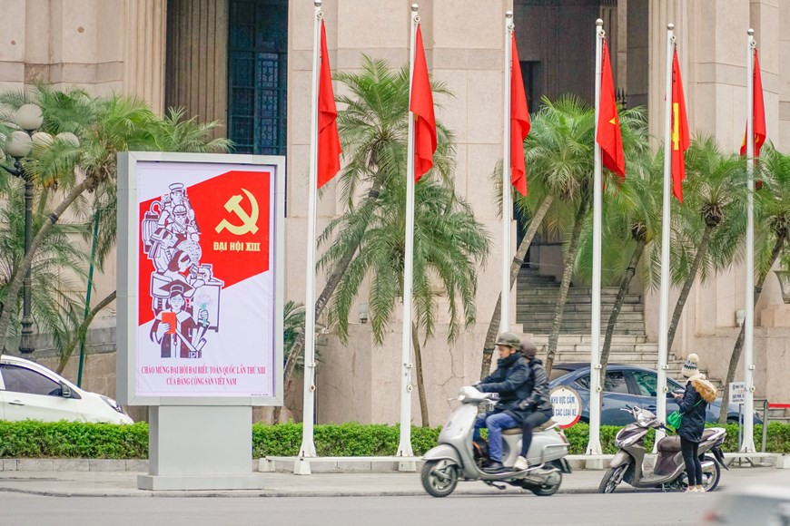 Según el Departamento de Cultura y Deportes de Hanoi, ya se ha completado un gran volumen del trabajo de divulgación de las informaciones y decoración para el XIII Congreso Nacional del Partido Comunista de Vietnam, previsto a efectuarse del próximo 25 de enero al 2 de febrero. En la ocasión, también se organizarán programas artísticos en saludo al trascendental evento político del país. Según el plan, asistirán a su celebración casi 500 periodistas y técnicos de 191 agencias de prensa nacional, y más de 60 corresponsales acreditados aquí de 26 entidades extranjeras, así como un centenar de reporteros que cubrirán el evento en línea. (Foto: Vietnam+)