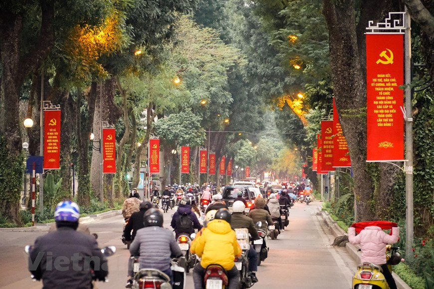 El Departamento de Cultura y Deportes de Hanoi colgó más de 400 pancartas en las calles principales de la ciudad para dar la bienvenida a la magna cita del Partido Comunista de la nación. Vietnam apunta a convertirse en un país en vía de desarrollo para 2025 con una industria orientada hacia la modernidad y saldrá del grupo de ingresos medios bajos. Para 2030, cundo se conmemora el centenario de la fundación del Partido Comunista de Vietnam, la nación indochina proyecta convertirse en un país en vía de desarrollo con una industria moderna e ingreso promedio alto, y para 2045 será un país desarrollado con alto nivel de ingresos. (Foto: Vietnam+)
