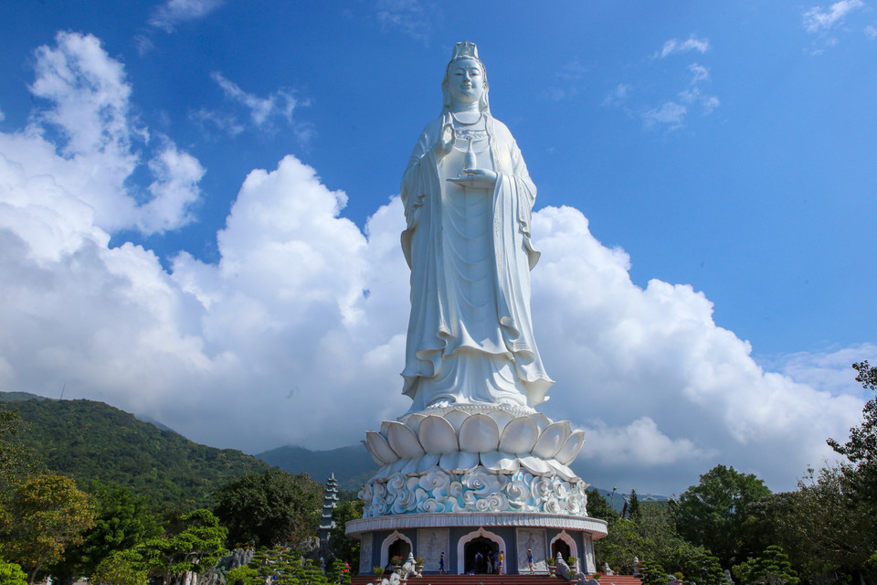 La estatua de Guanyin, con una altura de 67 metros y un pedestal en forma de loto de 35 metros de diámetro, constituye una atracción del complejo. (Foto: VNA)