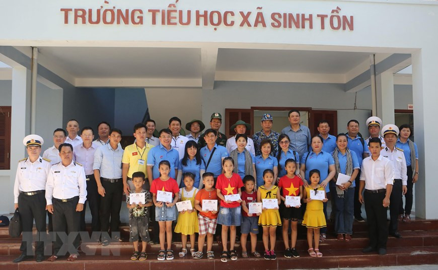 Entrega de becas del Fondo Vu A Dinh a estudiantes de la escuela primaria de la comuna de Sinh Ton, en el archipiélago de Truong Sa (Foto: VNA)