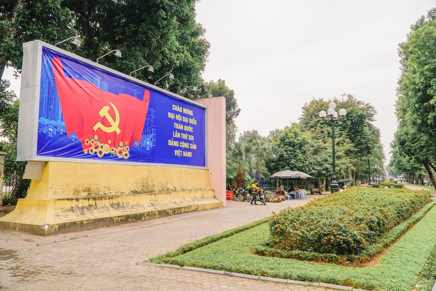 Un gran panel se instala en la calle Tran Nhan Tong para dar la bienvenida al XIII Congreso Nacional del Partido Comunista de Vietnam, previsto a llevarse a cabo del 25 de enero al 2 de febrero próximo. Con el lema “Unidad - Democracia - Disciplina - Innovación - Desarrollo”, en la venidera magna cita se realizará un balance del cumplimiento de la Resolución del Congreso anterior y también una revisión de los 35 años de la empresa de renovación, 30 años del cumplimiento del Programa político de 1991, y una década de la edición de 2011, así como la estrategia para el desarrollo socioeconómico 2011-2020. (Foto: Vietnam+)