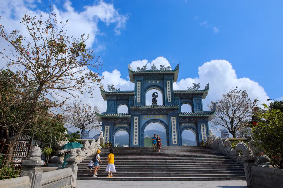 Entrada al complejo de la pagoda Linh Ung-Bai But (Foto: VNA)