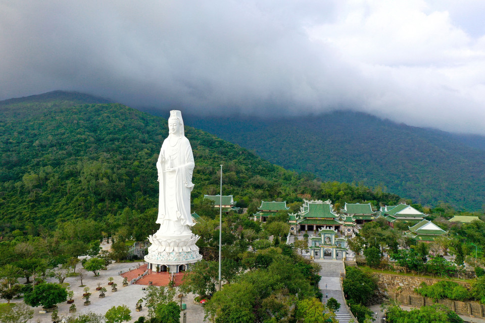 La pagoda Linh Ung-Bai But cuenta con una gigante estatua de Guanyin, de 67 metros de altura. (Foto: VNA)