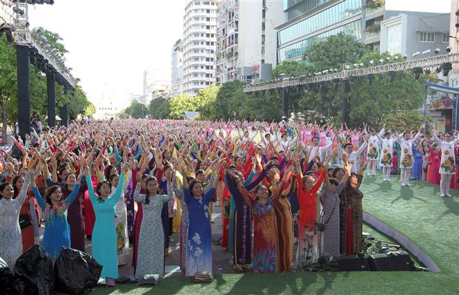 Más de tres mil personas de diferentes edades participaron en una actuación multitudinaria de Ao Dai en la calle peatonal Nguyen Hue en Ciudad Ho Chi Minh (Fuente: VNA)