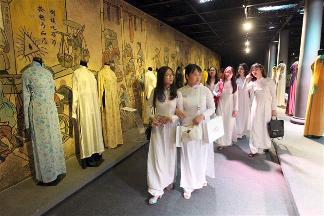 El Ao Dai se caracteriza por su sencillez, pues consta de una túnica larga ligeramente ceñida en la parte superior y por lo regular de seda, que se usa sobre unos pantalones algo ajustados en las caderas y la cintura (Fuente: VNA)