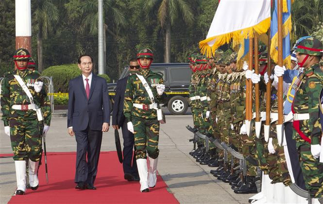 Tras 21 disparos de artillería, los presidentes de Vietnam y Bangladesh pasaron revista al ejército (Fuente: VNA)