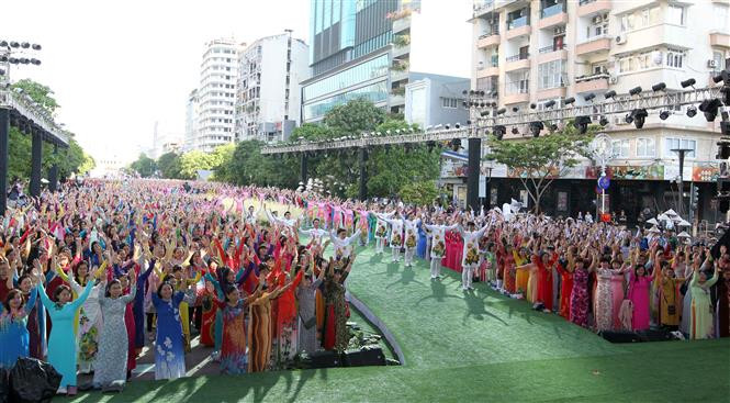 Más de tres mil personas de diferentes edades participaron en una actuación multitudinaria de Ao Dai en la calle peatonal Nguyen Hue en Ciudad Ho Chi Minh (Fuente: VNA)