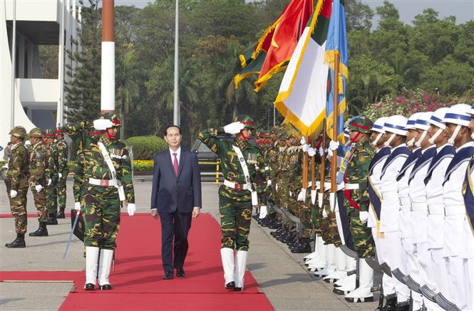 Tras 21 disparos de artillería, los presidentes de Vietnam y Bangladesh pasaron revista al ejército (Fuente: VNA)