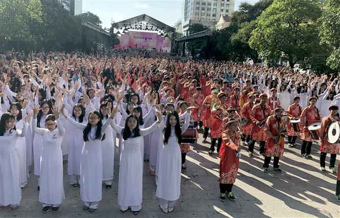 Más de tres mil personas de diferentes edades participaron en una actuación multitudinaria de Ao Dai en la calle peatonal Nguyen Hue en Ciudad Ho Chi Minh (Fuente: VNA)