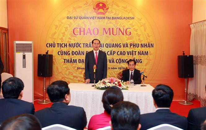 El presidente Tran Dai Quang visita la Embajada de Vietnam en Bangladesh y dialogaron con coterráneos residentes en este país (Fuente: VNA)