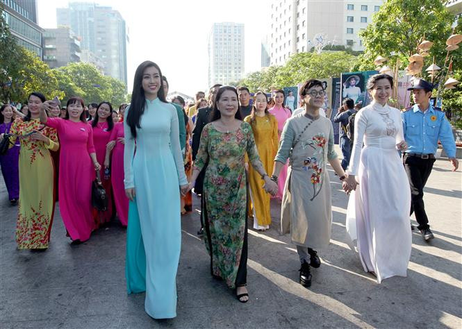 Más de tres mil personas de diferentes edades participaron en una actuación multitudinaria de Ao Dai en la calle peatonal Nguyen Hue en Ciudad Ho Chi Minh (Fuente: VNA)