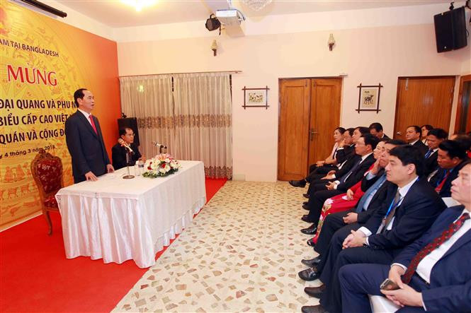 El presidente Tran Dai Quang visita la Embajada de Vietnam en Bangladesh y dialogaron con coterráneos residentes en este país (Fuente: VNA)