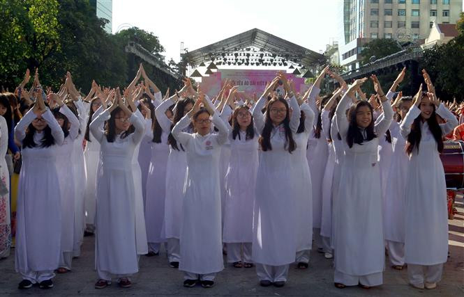 Más de tres mil personas de diferentes edades participaron en una actuación multitudinaria de Ao Dai en la calle peatonal Nguyen Hue en Ciudad Ho Chi Minh (Fuente: VNA)