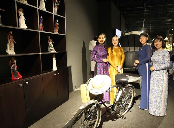 El Ao Dai se caracteriza por su sencillez, pues consta de una túnica larga ligeramente ceñida en la parte superior y por lo regular de seda, que se usa sobre unos pantalones algo ajustados en las caderas y la cintura (Fuente: VNA)