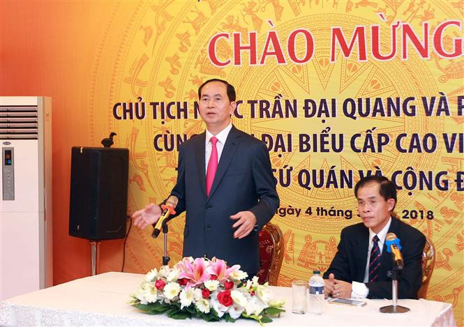 El presidente Tran Dai Quang visita la Embajada de Vietnam en Bangladesh y dialogaron con coterráneos residentes en este país (Fuente: VNA)