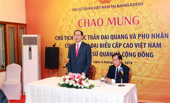 El presidente Tran Dai Quang visita la Embajada de Vietnam en Bangladesh y dialogaron con coterráneos residentes en este país (Fuente: VNA)