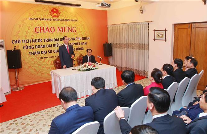 El presidente Tran Dai Quang visita la Embajada de Vietnam en Bangladesh y dialogaron con coterráneos residentes en este país (Fuente: VNA)