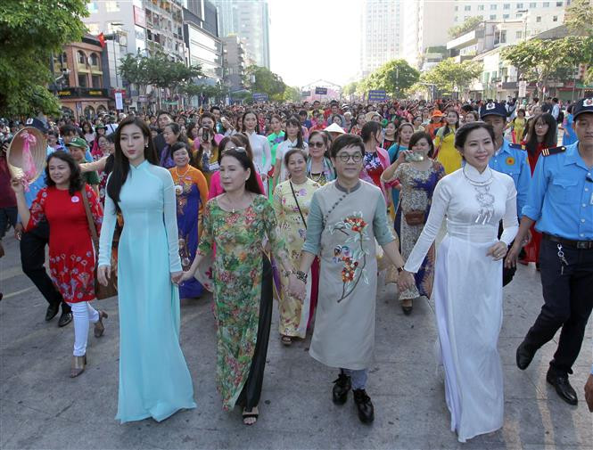 Más de tres mil personas de diferentes edades participaron en una actuación multitudinaria de Ao Dai en la calle peatonal Nguyen Hue en Ciudad Ho Chi Minh (Fuente: VNA)