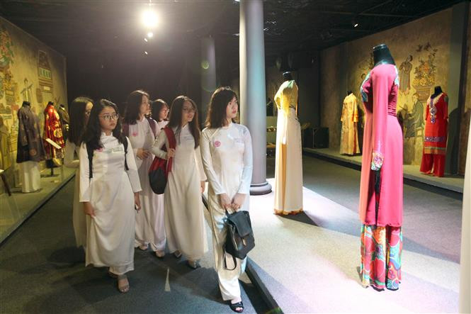 El Ao Dai se caracteriza por su sencillez, pues consta de una túnica larga ligeramente ceñida en la parte superior y por lo regular de seda, que se usa sobre unos pantalones algo ajustados en las caderas y la cintura (Fuente: VNA)