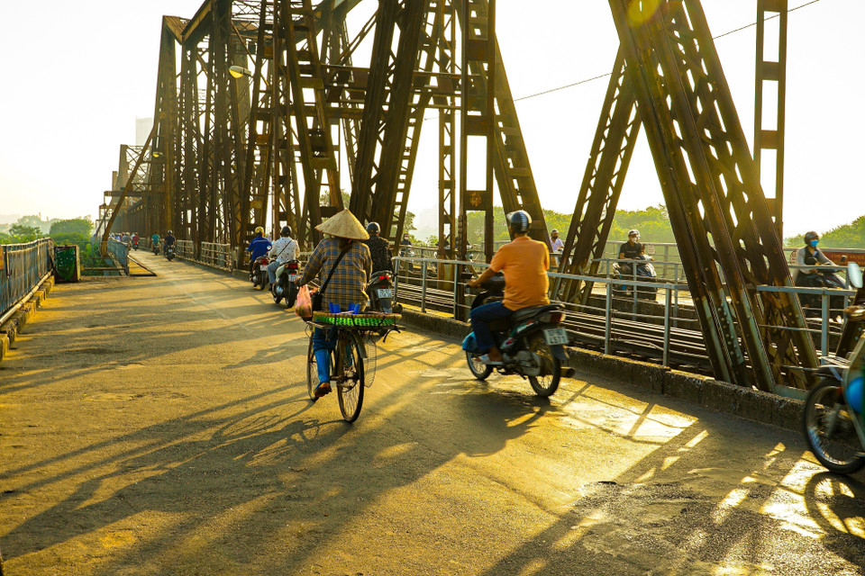 El antiguo puente Long Bien también parece un ensueño bajo los dorados rayos del sol. (Foto: VNA)