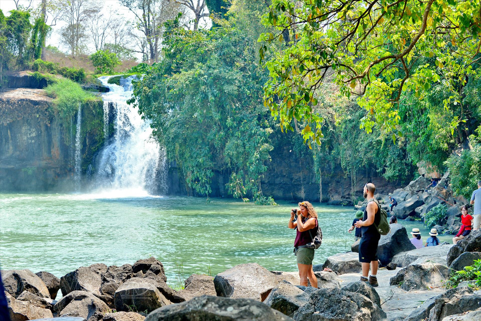 Los turistas extranjeros exploran la belleza prístina de la cascada Dray Sap, en Dak Nong. (Foto: VNA)