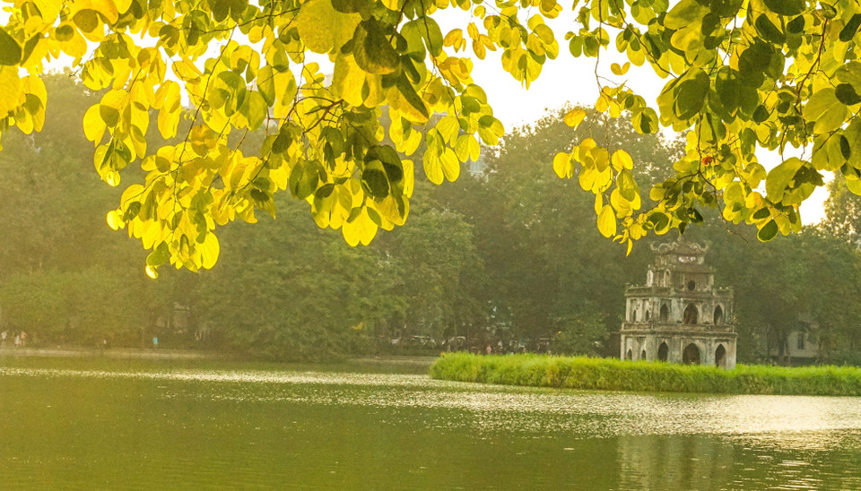 Una tarde de otoño en el lago Hoan Kiem. (Foto: VNA)