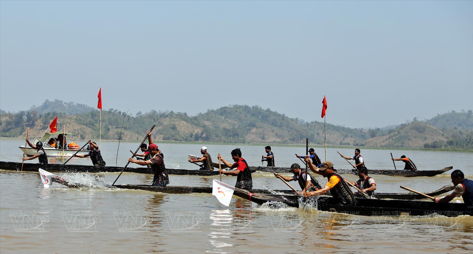 Regata de barcos en el lago Lak, provincia de Dak Lak. (Foto: VNA)