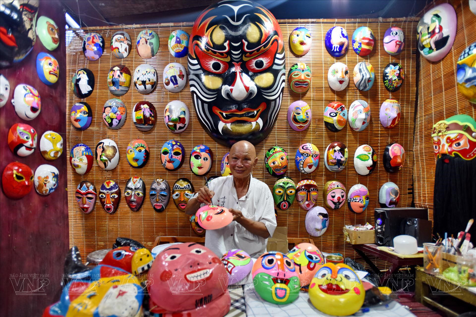 El artesano Bui Quy Phong en su estudio de pintura en la antigua ciudad de Hoi An. (Fuente:VNA)