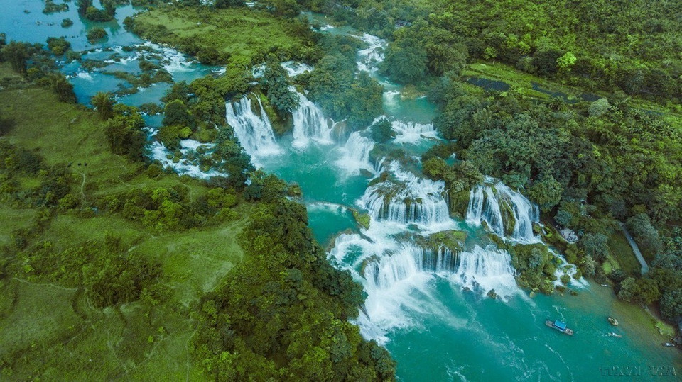 La cascada Ban Gioc crea una impresión abrumadora en los visitantes debido a su hermoso espacio, y cada corriente de agua que cae sobre la cascada genera espuma blanca. (Fuente:VNA)