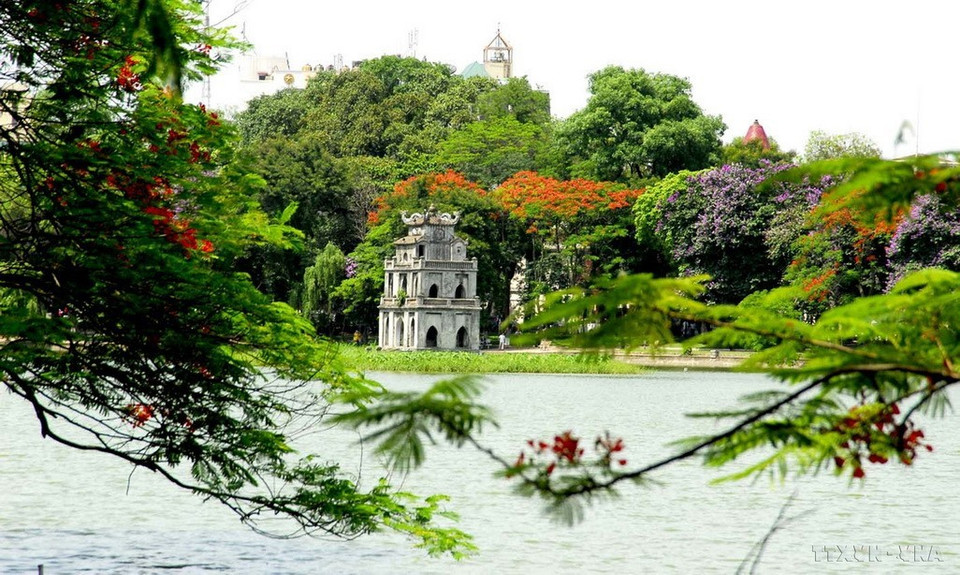 El lago Hoan Kiem, situado en el centro de la capital Hanoi, figura entre los lugares escénicos más importantes. (Fuente:VNA)