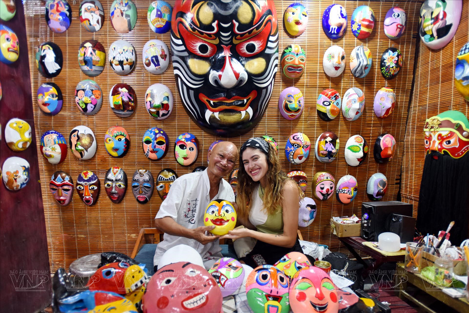 Las máscaras están pintadas según diferentes temas. (Fuente:VNA)