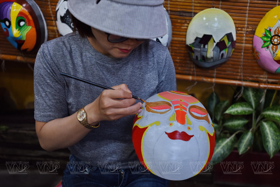 Un joven artesano trabaja en el taller de pintura “Máscara del tiempo”. (Fuente:VNA)
