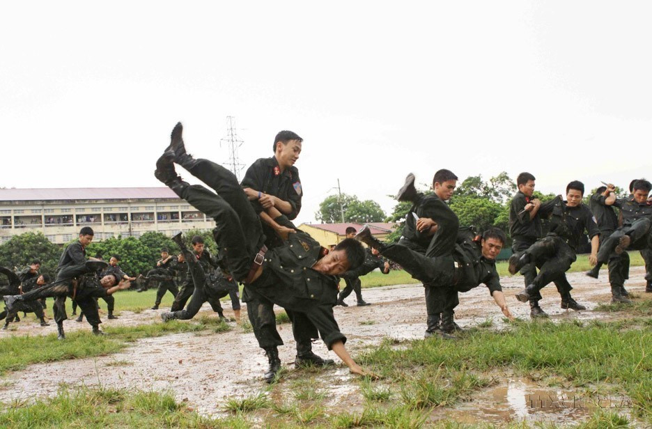 La Fuerza Móvil de la Policía innova constantemente en contenidos, programas y métodos en aras de mejorar la efectividad de las tareas de entrenamiento, con la disposición de cumplir la misión de resolver las situaciones que perturban la seguridad y el orden, disturbios armados y terrorismo. De esta manera, reafirma la capacidad de ser un "escudo de hierro" para proteger al Partido, al Estado y al pueblo. (Fuente:VNA)