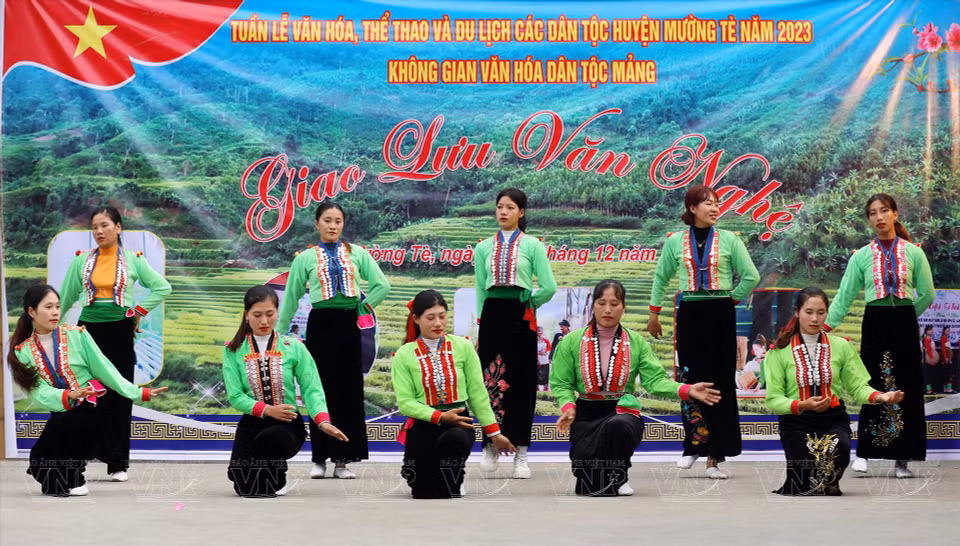 Muchachas de la etnia Mang con trajes tradicionales en una danza antigua. (Fuente:VNA)