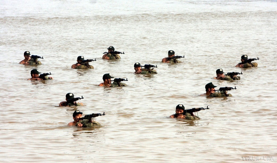 La Fuerza Móvil de la Policía participa en maniobras en el río y espera órdenes para rescatar a los rehenes. (Fuente:VNA)