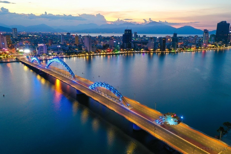 El Puente de Dragón en la ciudad central de Da Nang luce brillante en la noche. (Fuente:VNA)