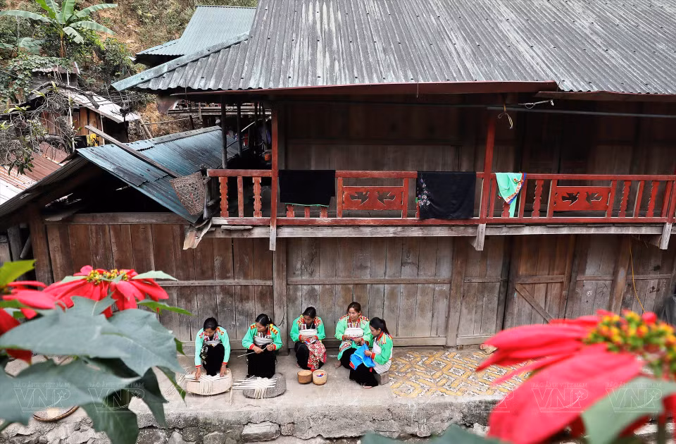 Mujeres Mang en la vivienda tradicional de su pueblo. (Fuente:VNA)