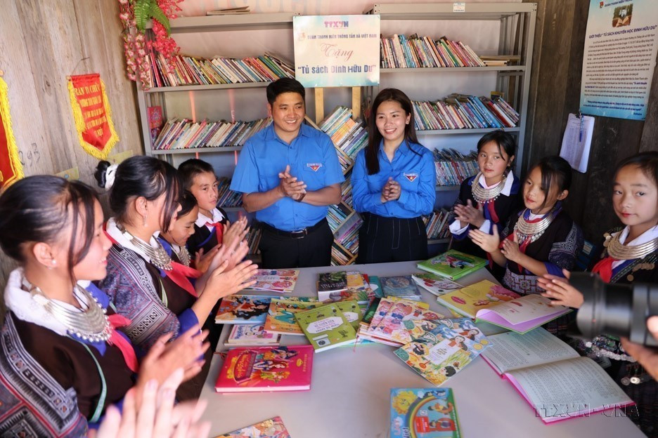 La libería Dinh Huu Du fue otorgada por la Unión Juvenil de la Agencia de Noticias de Vietnam al internado primario y secundario para minorías étnicas Che Tao, distrito de Mu Cang Chai, Yen Bai. (Fuente:VNA)