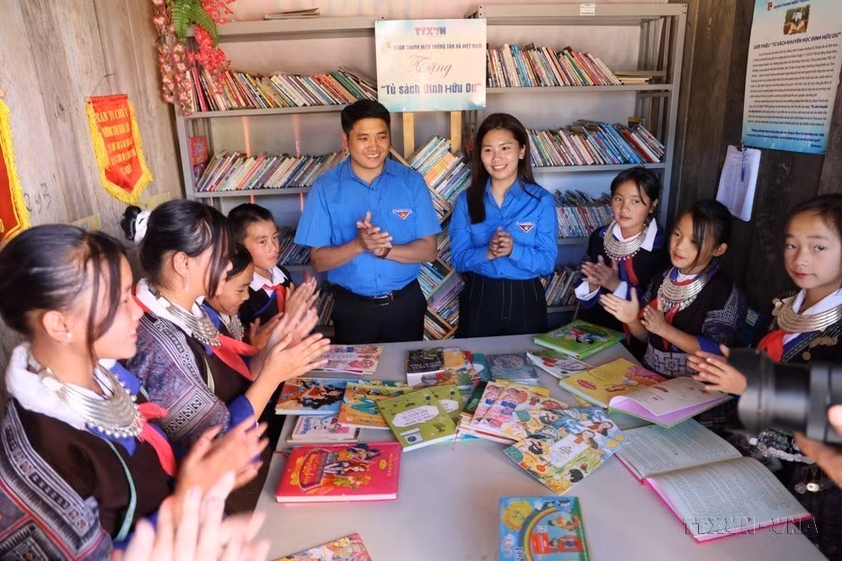 La libería Dinh Huu Du fue otorgada por la Unión Juvenil de la Agencia de Noticias de Vietnam al internado primario y secundario para minorías étnicas Che Tao, distrito de Mu Cang Chai, Yen Bai. (Fuente:VNA)
