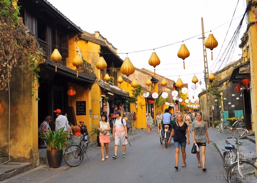La antigua ciudad de Hoi An tiene una belleza remota y pacífica. Ubicada cerca del río Thu Bon, la urbe dispone de una arquitectura única, influenciada por Japón y China y aún conserva su belleza ancestral. (Fuente:VNA)