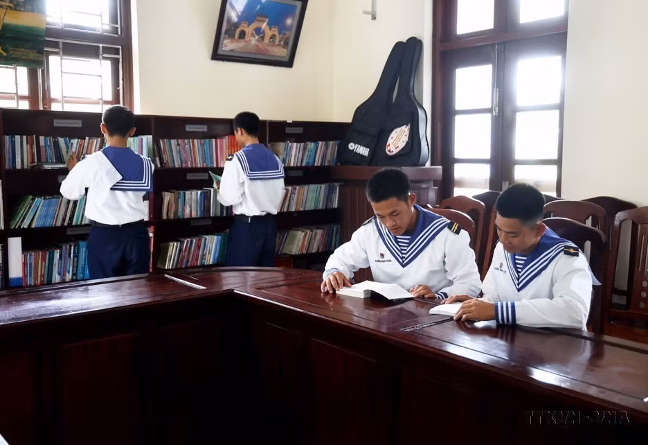 Soldados de Truong Sa leen libros después del entrenamiento. (Fuente:VNA)