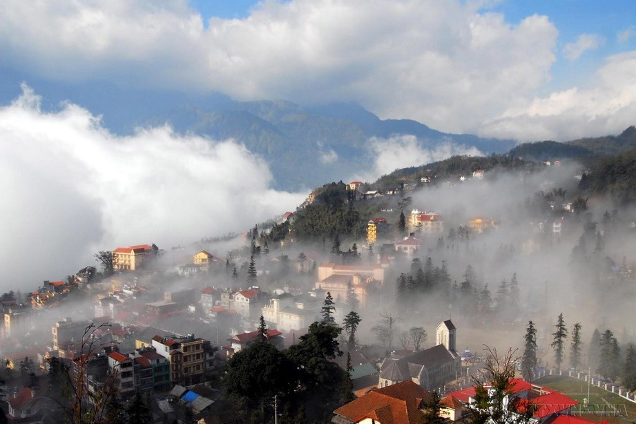 Escena de un distrito de ensueño, campos de arroz en terrazas de color dorado, mares de nubes blancas tan suaves como el algodón en medio del valle de Sapa. (Fuente:VNA)