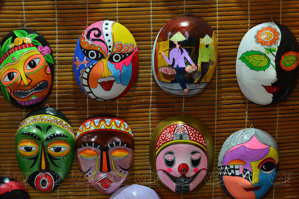 Las máscaras son pintadas con diferentes temas. (Fuente:VNA)