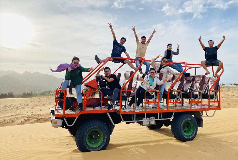 Será interesante cuando tú y tus acompañantes se sienten en el auto 'Bus' para explorar el desierto de Mui Dinh. Esta deviene una experiencia inolvidable en esta tierra soleada y bendecida por los vientos para tener recuerdos inolvidables de la juventud (Foto: Revista Ilustrada de Vietnam)