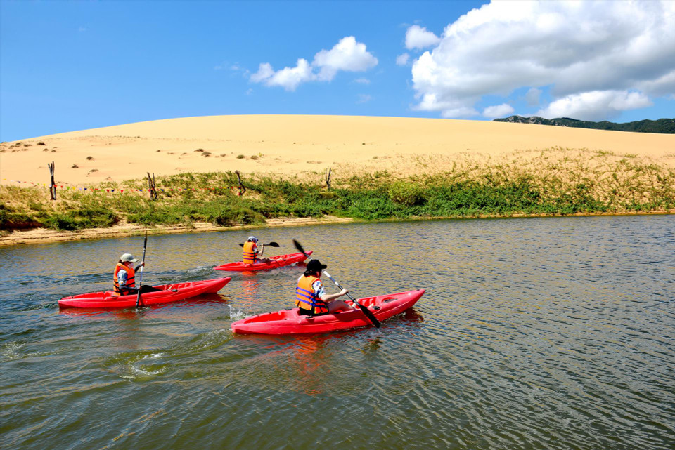 Los visitantes experimentan el kayak (Foto: Revista Ilustrada de Vietnam)