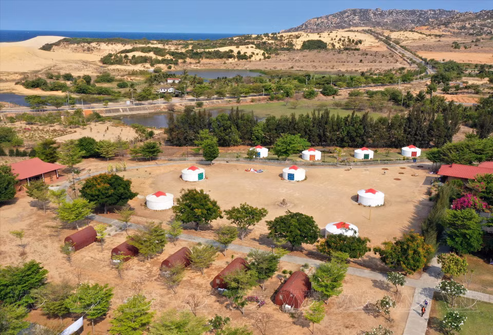 Un rincón de la zona turística de Tanyoli de 10 hectáreas, en el pueblo de Son Hai, distrito de Thuan Nam, provincia de Ninh Thuan; y más allá se encuentran las dunas de arena de Nam Cuong y la playa (Foto: Revista Ilustrada de Vietnam)